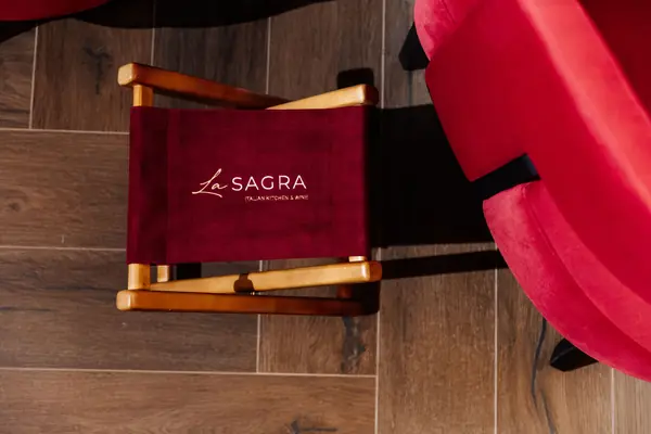Бархатное кресло с вышитым логотипом La Sagra