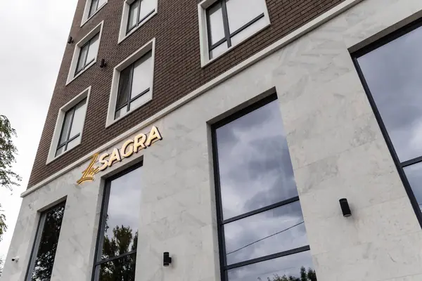 Фасад ресторана с вывеской La Sagra